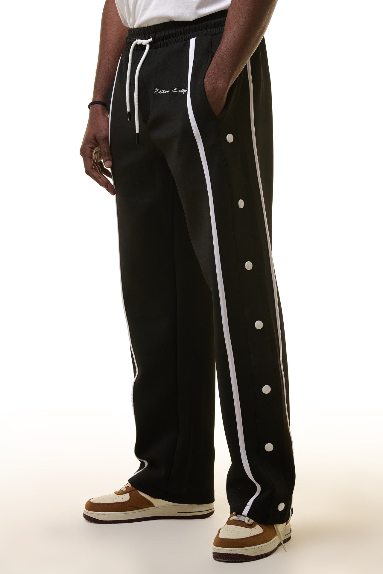 Pantalon coupe droite avec bouton côté noir